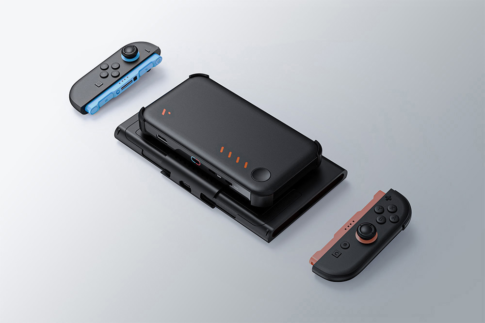 Μαύρη θήκη με προσαρτημένο powerbank και αποσπώμενα χειριστήρια κονσόλας επιπλέει πάνω από φωτεινή επιφάνεια