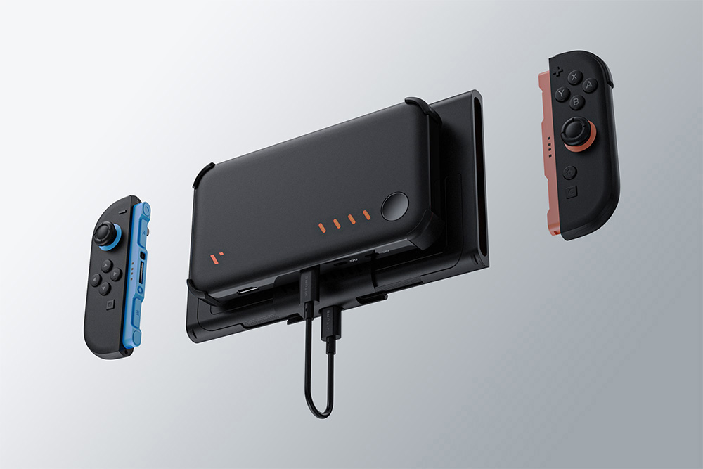 Μαύρη θήκη με προσαρτημένο powerbank και δύο αποσπώμενα χειριστήρια αιωρείται πάνω από φωτεινό φόντο