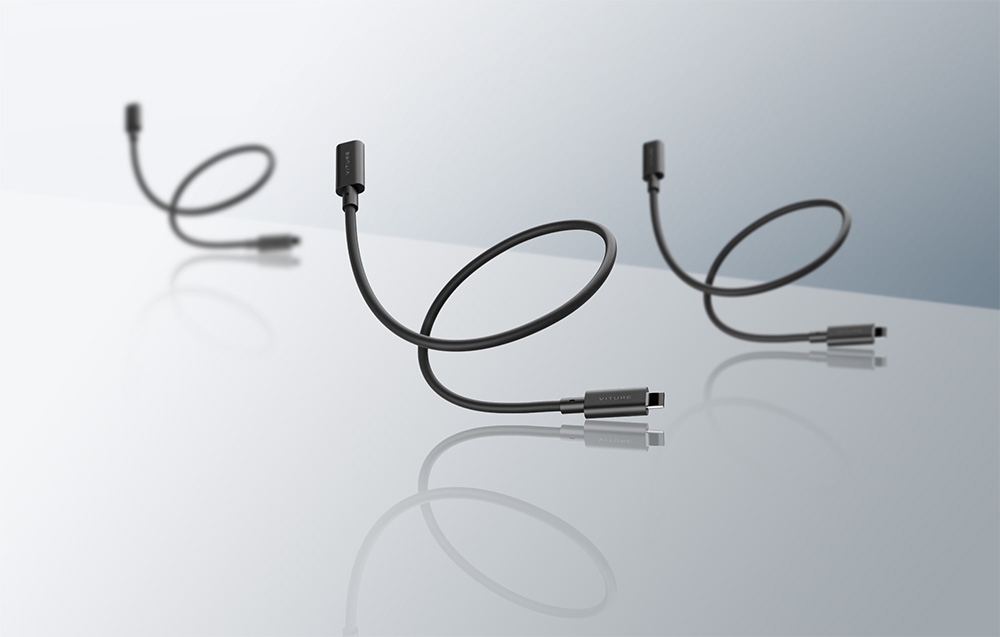 Τρία πανομοιότυπα μαύρα καλώδια USB-C με την επωνυμία VITURE αιωρούνται πάνω από μια κατοπτρική, αντανακλαστική επιφάνεια