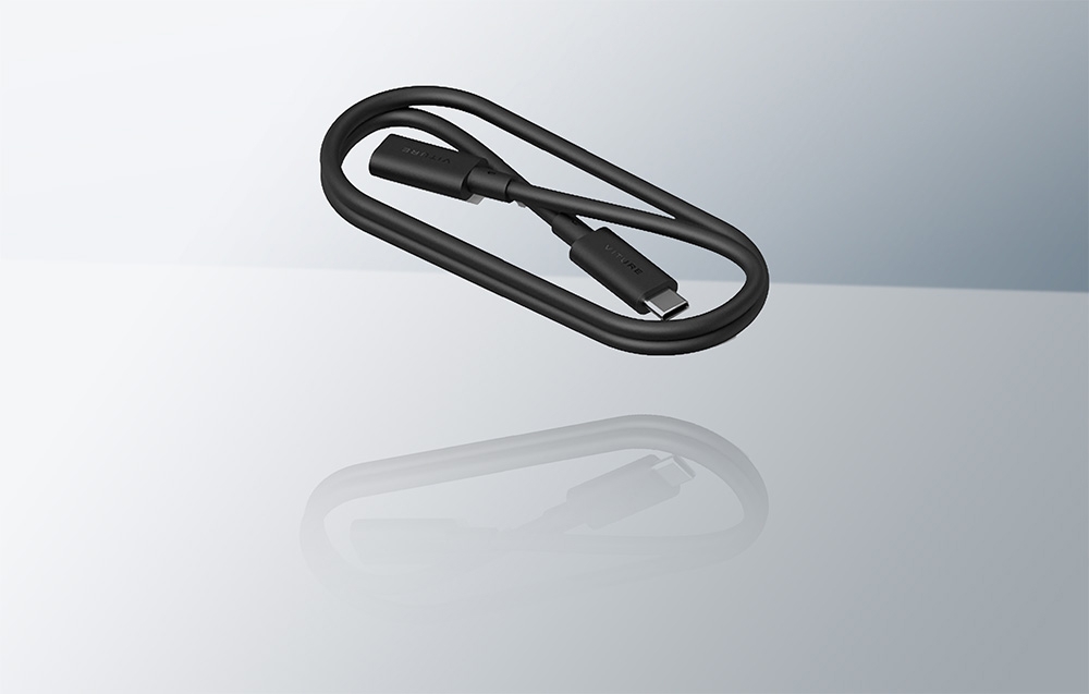 Μαύρο τυλιγμένο καλώδιο USB-C της VITURE με την αντανάκλασή του σε μια λαμπερή φωτεινή επιφάνεια