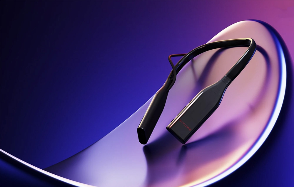 Μαύρη συσκευή neckband της μάρκας VITURE που παρουσιάζεται σε γυαλιστερή καμπύλη επιφάνεια σε μοβ-μπλε φως