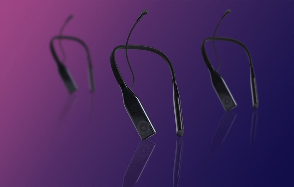 Τρεις πανομοιότυπες συσκευές neckband αιωρούνται σε μοβ φόντο με αντανακλάσεις σε γυαλιστερή επιφάνεια