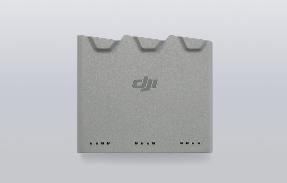 Κόμβος φόρτισης DJI με τρεις κοιλότητες στο επάνω μέρος, λογότυπο στο κέντρο και λυχνίες LED στο κάτω μέρος