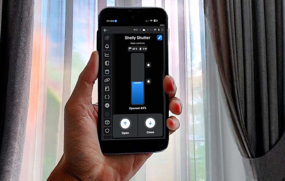Ένα χέρι που κρατά ένα smartphone με την εφαρμογή Shelly Shutter, που δείχνει τον έλεγχο του ρολού ρυθμισμένο στο 45% ανοιχτό
