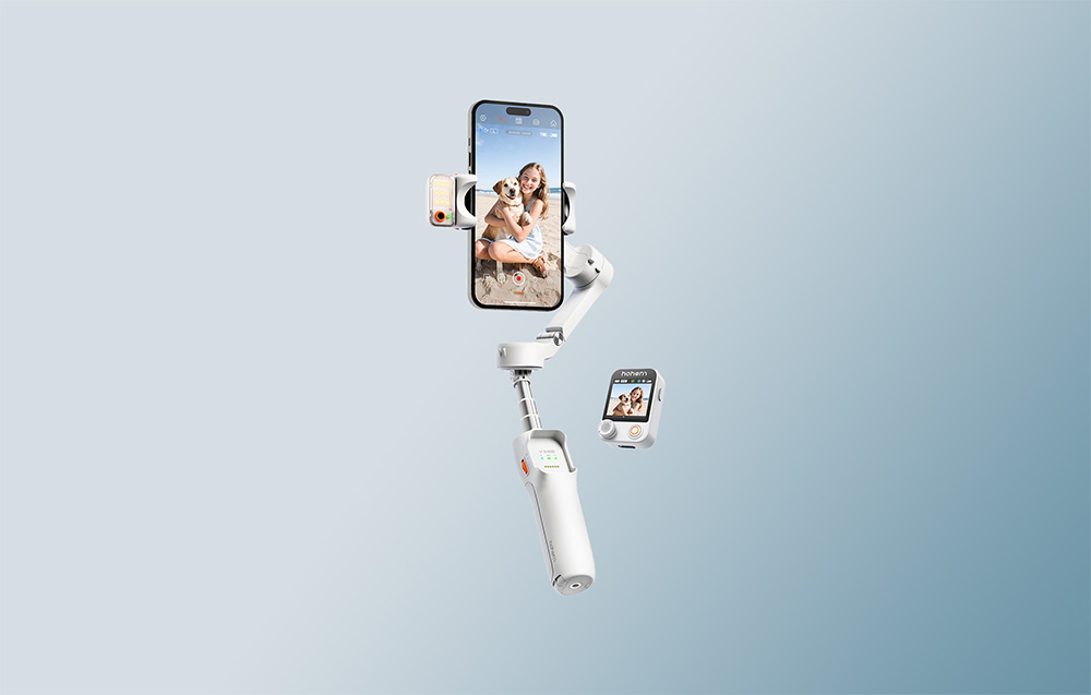 Ένα λευκό gimbal με προσαρτημένο smartphone και μονάδα οπίσθιου φωτισμού, που αιωρείται σε μπλε φόντο.
