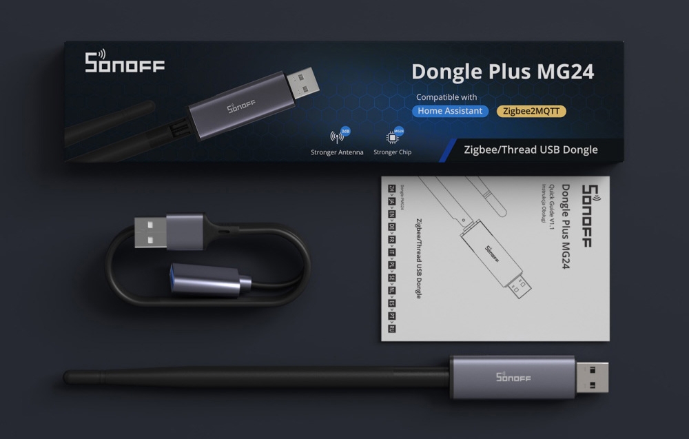 Πύλη ZigBee Sonoff με το περιεχόμενο του κιτ και τη συσκευασία σε σκούρο φόντο.