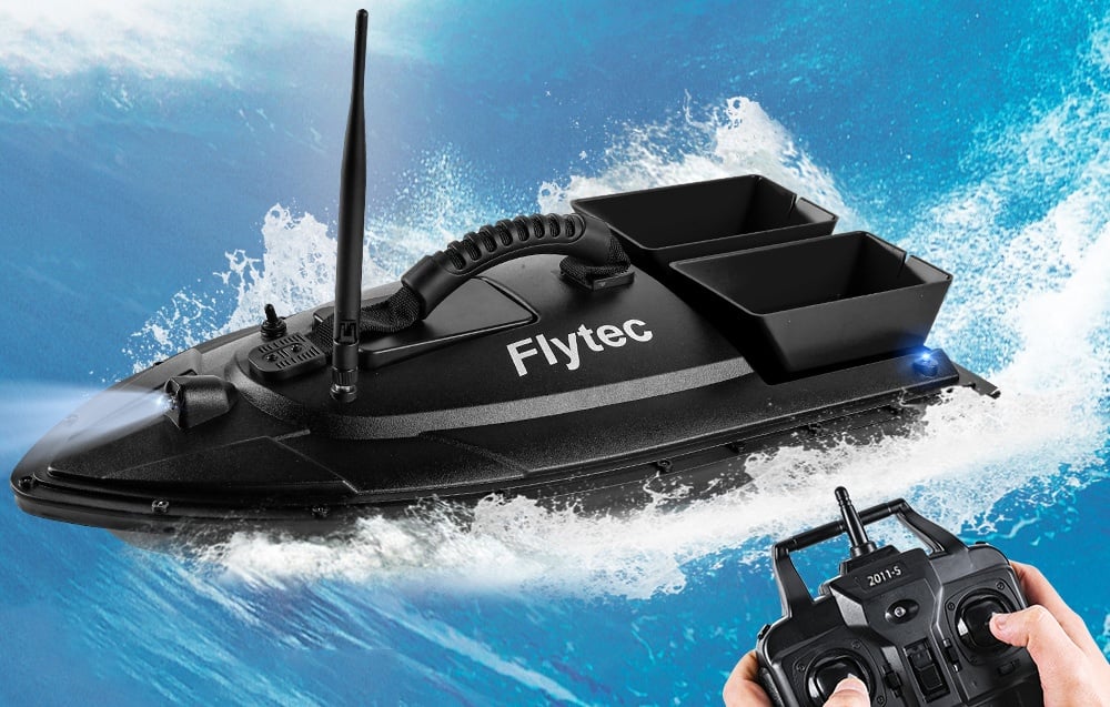 Μαύρη βάρκα Flytec εν κινήσει πάνω από το γαλάζιο νερό με το τηλεχειριστήριο στο χέρι