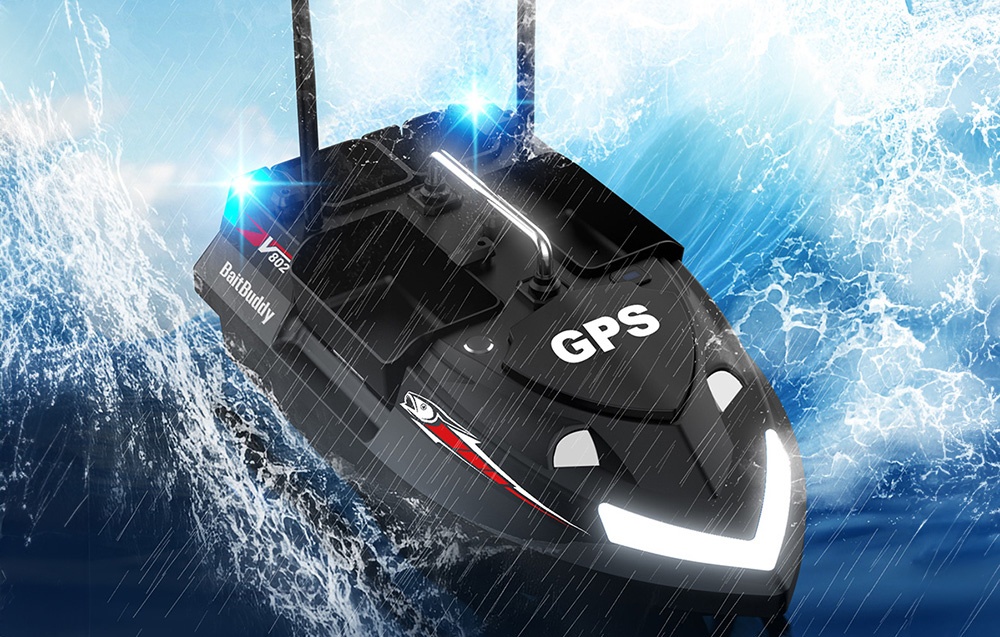 BaitBuddy βάρκα δολωμάτων με GPS σε βροχή και μεγάλα κύματα, μπλε LED που λάμπουν μέσα από το νερό και τις σταγόνες