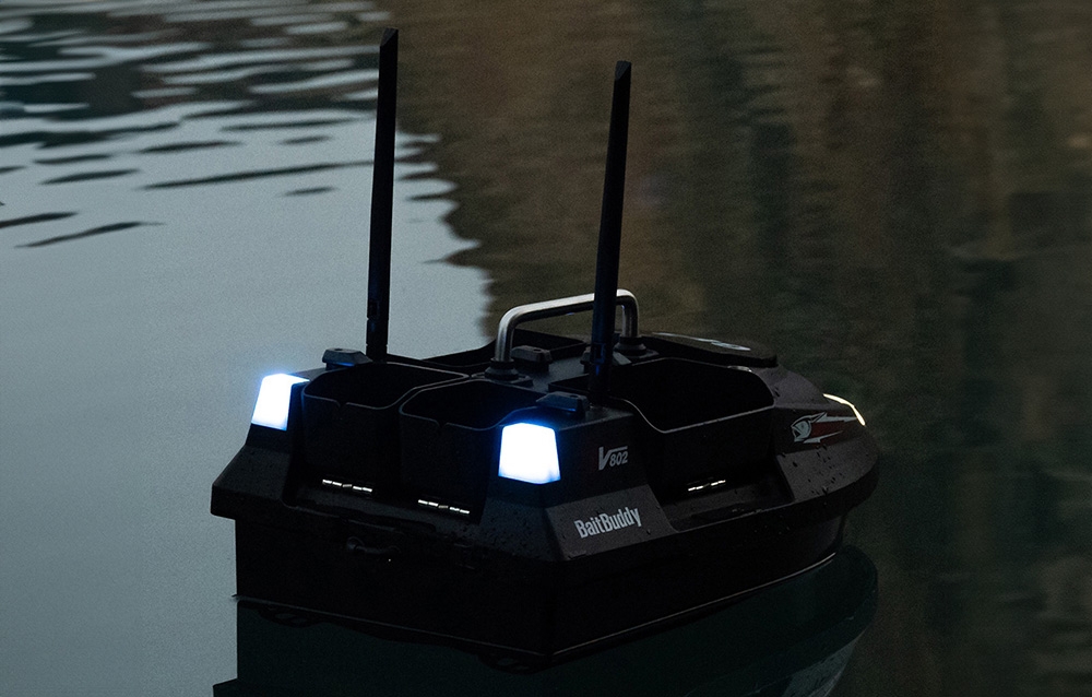RC BaitBuddy V602 βάρκα δολωμάτων το βράδυ με λευκούς προβολείς LED σε σκοτεινό νερό
