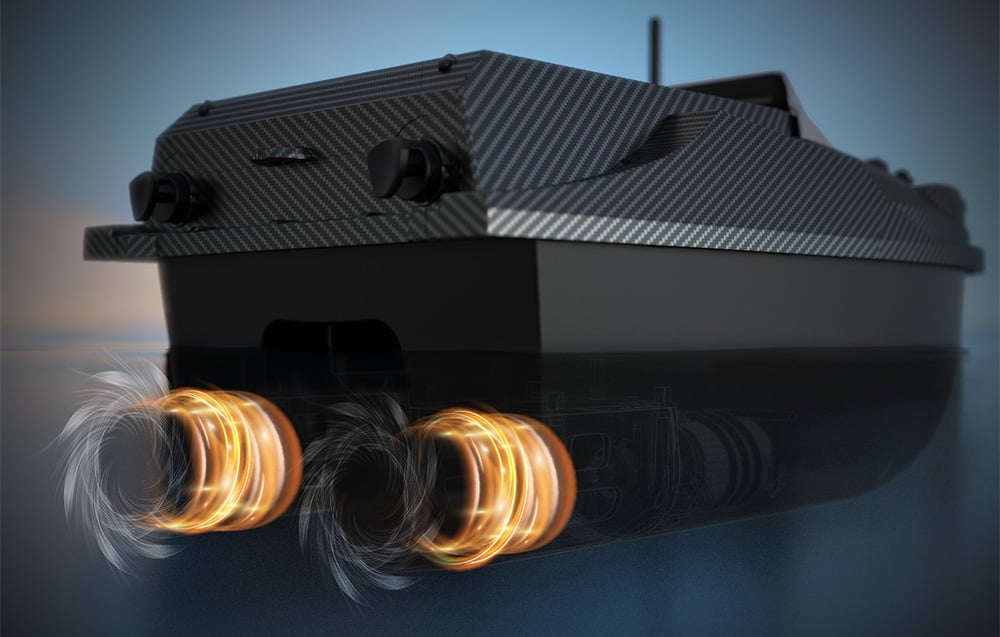 RC δολωτική βάρκα από carbon με δύο περιστρεφόμενες έλικες που απεικονίζονται ως πορτοκαλί φωτεινές σπείρες