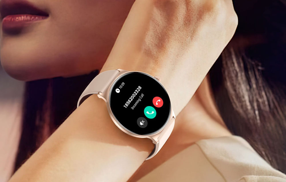 Μια γυναίκα με ένα smartwatch που φοριέται στον καρπό και δείχνει μια εισερχόμενη κλήση.