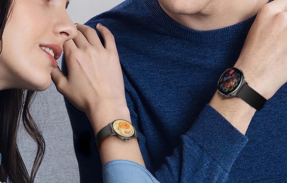 Ένας άνδρας και μια γυναίκα με smartwatches στους καρπούς τους.