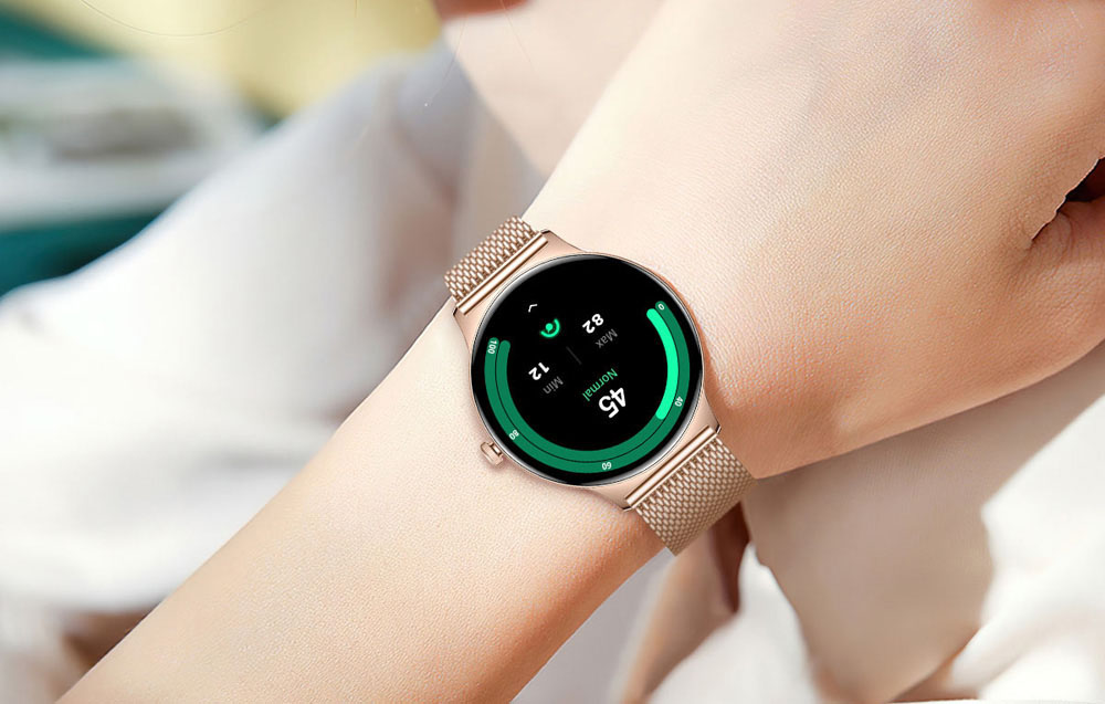 Χρυσό smartwatch στον καρπό που εμφανίζει τον αριθμό των βημάτων.