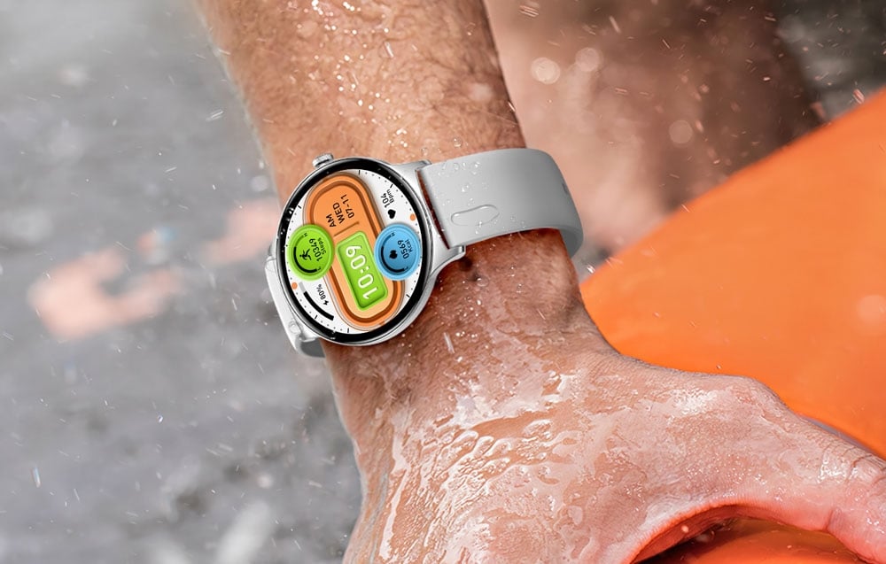 Ασημί smartwatch στον καρπό ενός άνδρα.