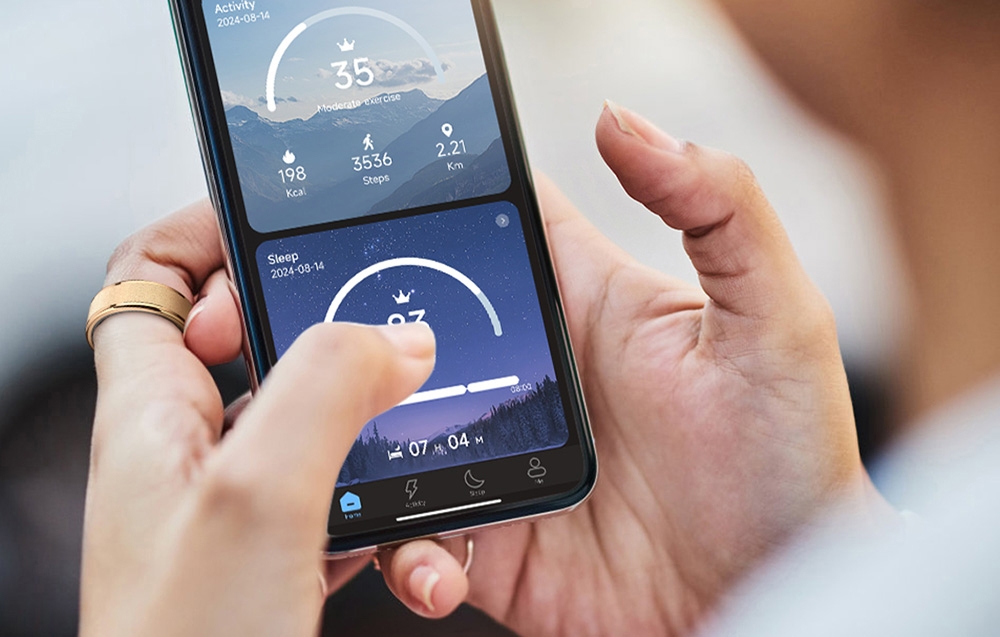Κρατάει στο χέρι της smartphone με εφαρμογή.