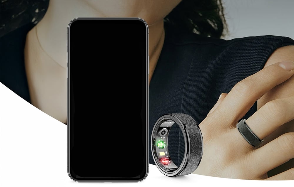 smartphone και smart ring στο φόντο μιας γυναίκας με το smart ring στο δάχτυλό της.