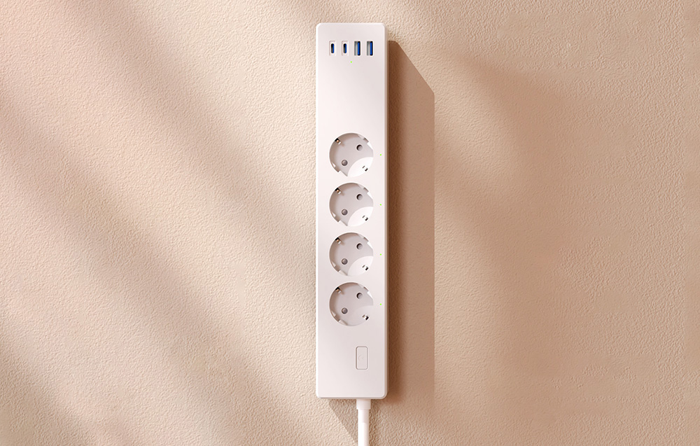 Άνω όψη ενός άδειου ρευματολήπτη με τέσσερις πρίζες και πέντε θύρες USB, τοποθετημένου στον τοίχο