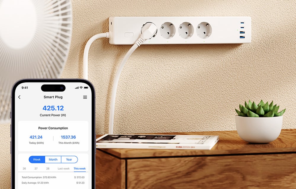 Λωρίδα τροφοδοσίας με συνδεδεμένη συσκευή και οθόνη smartphone που δείχνει την τρέχουσα κατανάλωση ενέργειας και στατιστικά στοιχεία