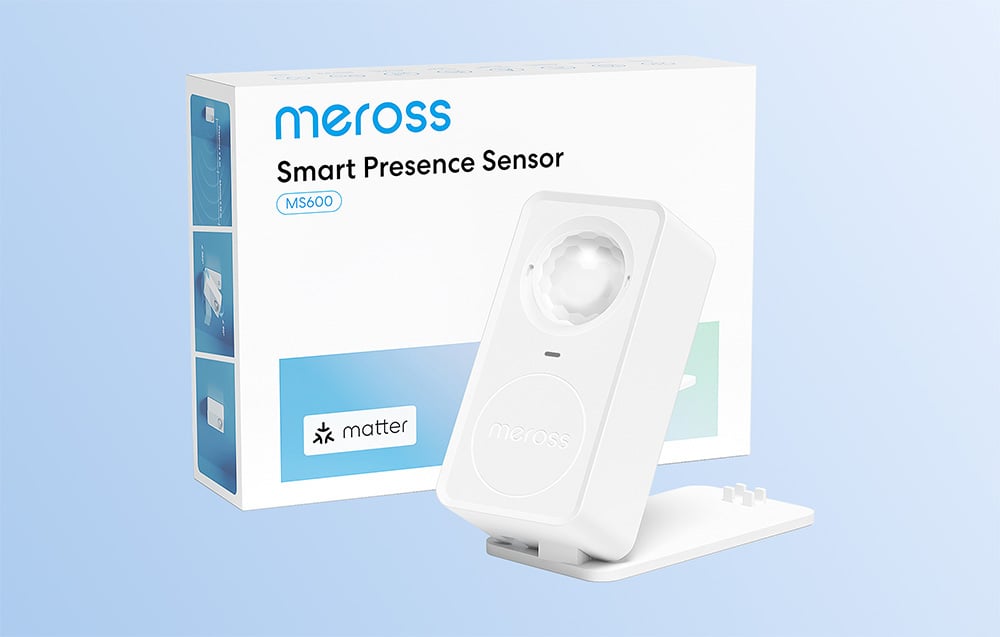 Αισθητήρας παρουσίας Meross MS600 τοποθετημένος μπροστά από τη συσκευασία του προϊόντος σε γαλάζιο φόντο