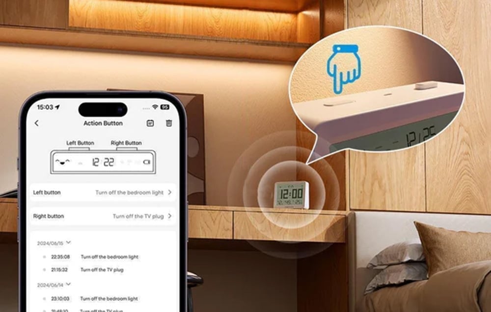 Η εφαρμογή του smartphone δείχνει τις εκχωρημένες λειτουργίες των κουμπιών του ρολογιού Meross, με τη συσκευή να είναι ορατή στο βάθος πάνω στο γραφείο