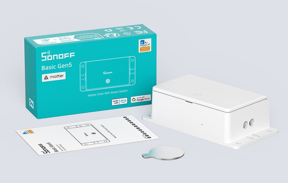 Ένας έξυπνος διακόπτης Sonoff Basic Gen5 με τη συσκευασία, το εγχειρίδιο και ένα εργαλείο για το άνοιγμα του περιβλήματος πάνω σε λευκό φόντο