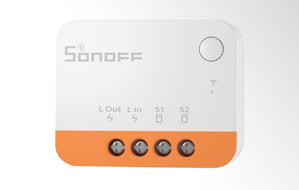 Μπροστινή όψη της μονάδας Sonoff ZBMINI Extreme με ενδείξεις ακροδεκτών και πορτοκαλί βάση