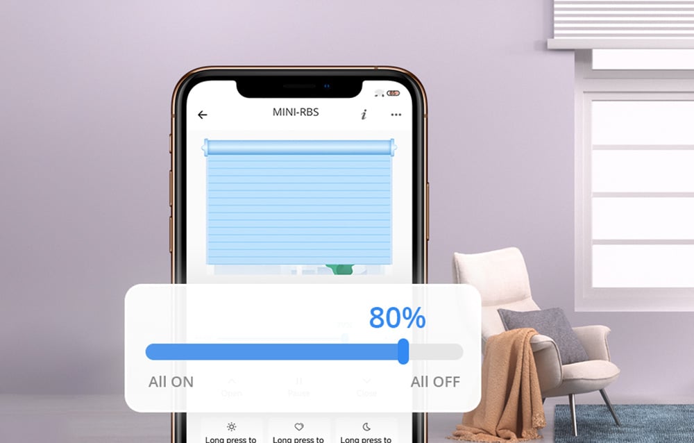 Η εφαρμογή ελέγχου του ρολού στο smartphone δείχνει το βαθμό ανοίγματος του ρολού στο 80% στο φόντο του καθιστικού