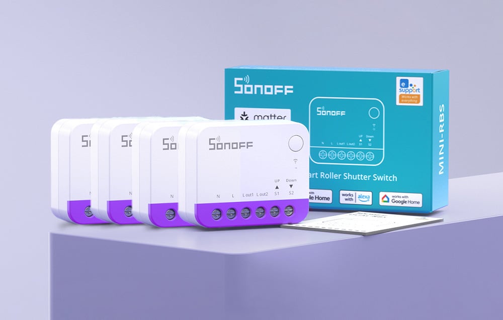 Η μονάδα διακόπτη Sonoff Smart Roller Shutter Switch βρίσκεται στον μοβ πάγκο δίπλα στο κουτί του προϊόντος