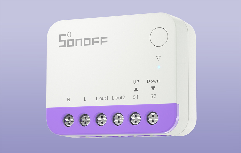 Κοντινό πλάνο της πρόσοψης της συσκευής Sonoff με ορατές ενδείξεις ακροδεκτών και φωτιζόμενη λυχνία LED