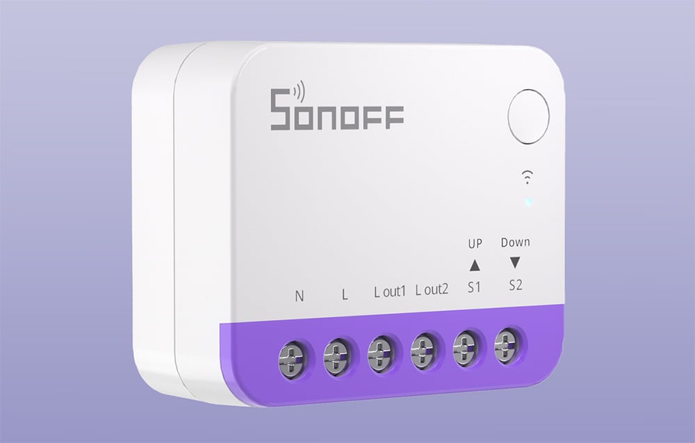 Πλάγια όψη της συσκευής Sonoff με ορατές τις βιδωτές συνδέσεις και τις σημάνσεις