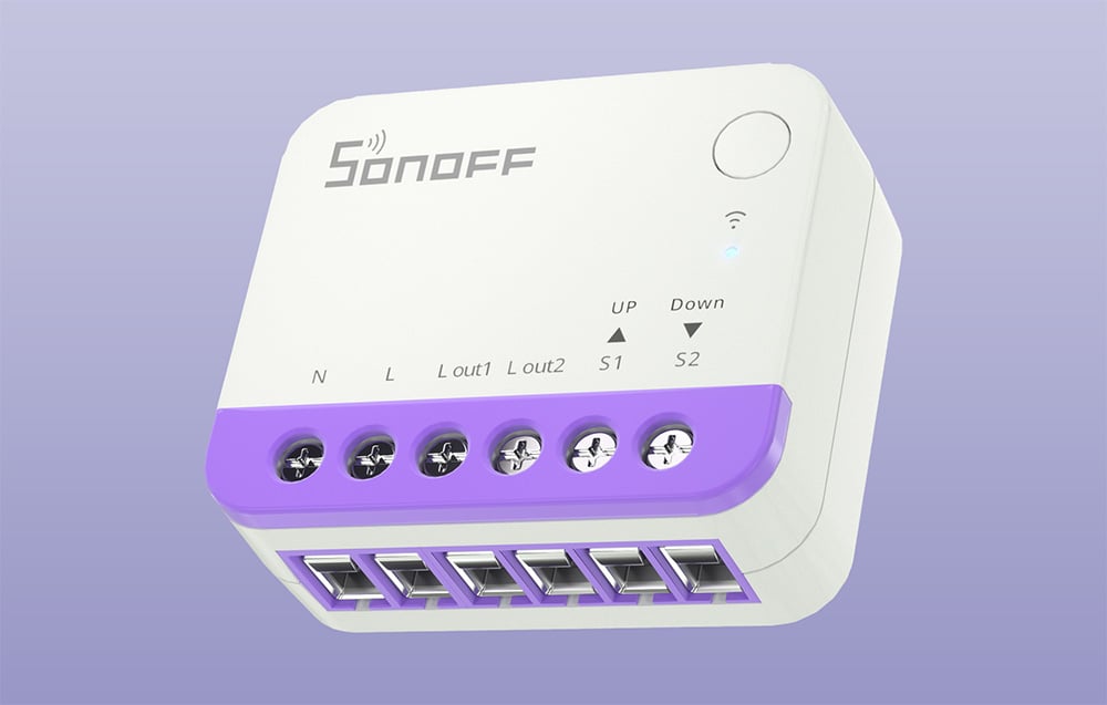 Μονάδα ελέγχου Sonoff με μοβ βάση και έξι πρίζες σύνδεσης σε λευκό φόντο