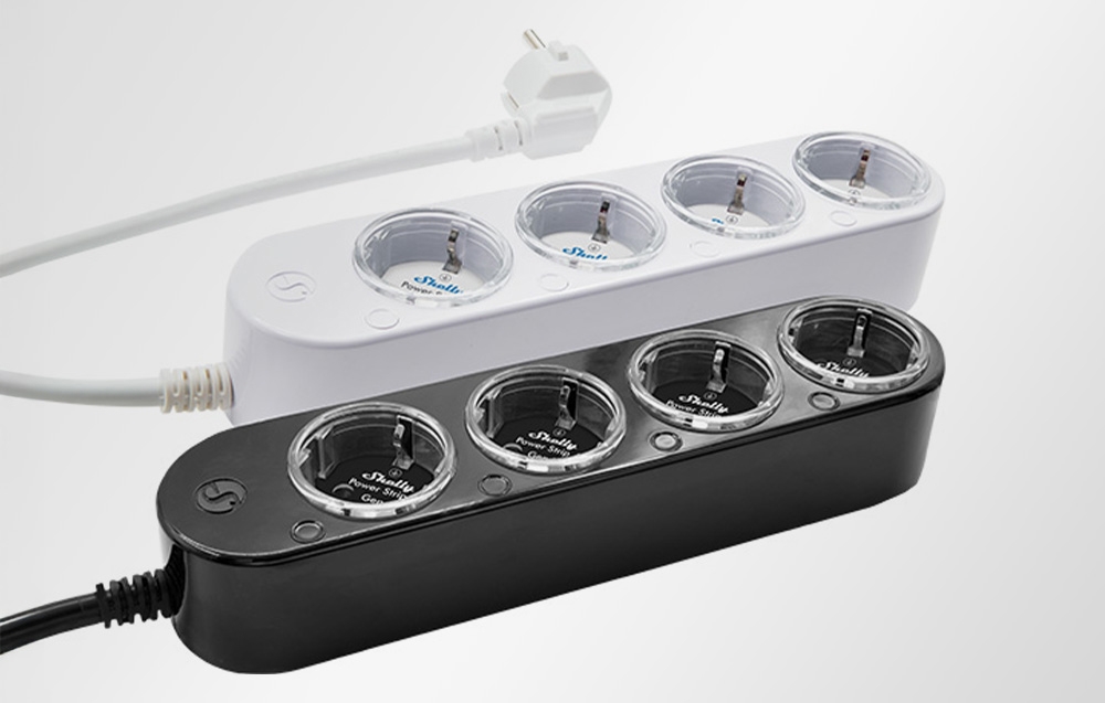 Δύο λωρίδες τροφοδοσίας Shelly Power Strip 4, η μία λευκή και η άλλη μαύρη, με τέσσερις πρίζες και στρογγυλά κουμπιά