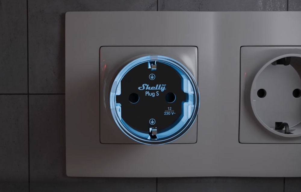 Έξυπνη πρίζα Shelly Plug S με μπλε φωτισμό συνδεδεμένη σε πρίζα τοίχου