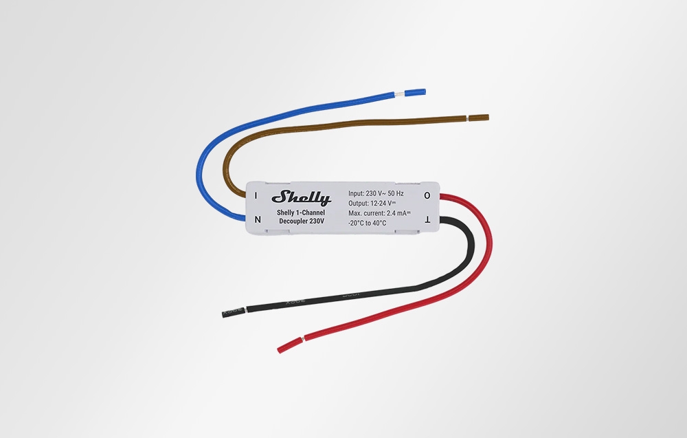 Μονάδα Shelly 1-Channel Decoupler με καλώδια τοποθετημένα σε βρόχο, σε λευκό φόντο