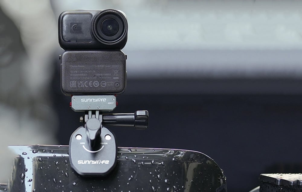 Κάμερα δράσης DJI Osmo τοποθετημένη σε προσαρμογέα Sunnylife βιδωμένη σε υγρή επιφάνεια