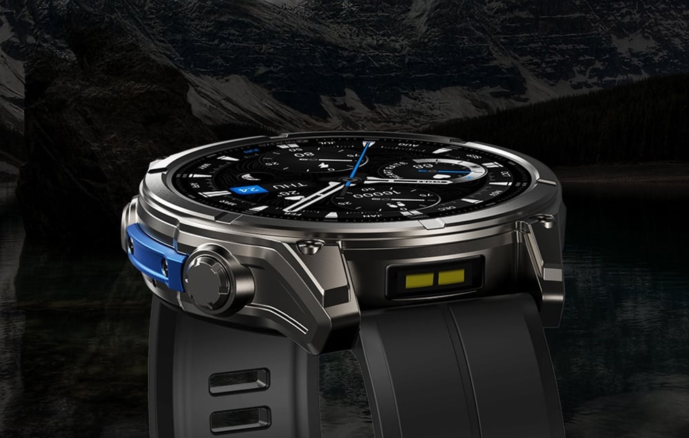 Κοντινό πλάνο του πλευρικού προφίλ του smartwatch με μεταλλικό φάκελο και μαύρο λουράκι σιλικόνης