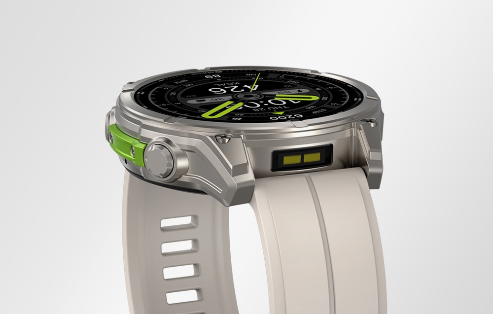 Smartwatch με μεταλλικό περίβλημα και φωτεινό λουράκι με πράσινους δείκτες, πλάγια όψη σε φωτεινό φόντο