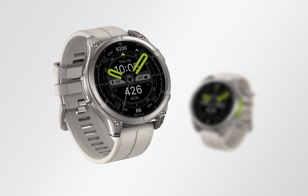 Δύο smartwatches με φωτεινές λωρίδες, το ένα ευκρινές σε πρώτο πλάνο, το άλλο θολό στο φόντο