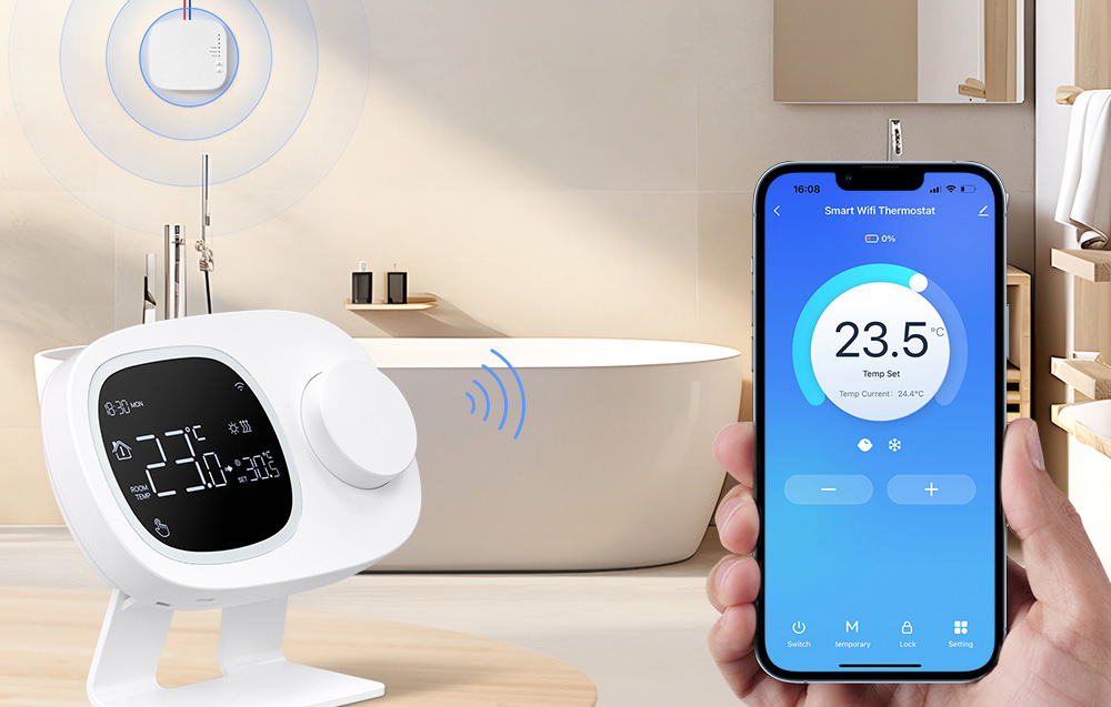Έξυπνος θερμοστάτης και smartphone που κρατάνε στο χέρι στο φόντο του μπάνιου