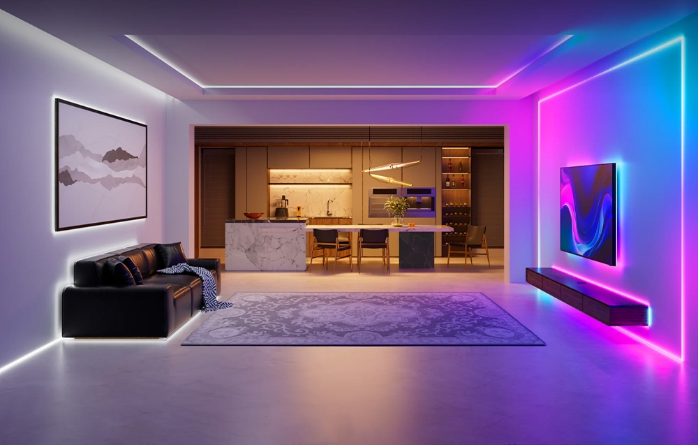 Πολυτελές σαλόνι με πολύχρωμες ταινίες LED RGB σε αποχρώσεις του μοβ και του μπλε γύρω από τους τοίχους και την τηλεόραση