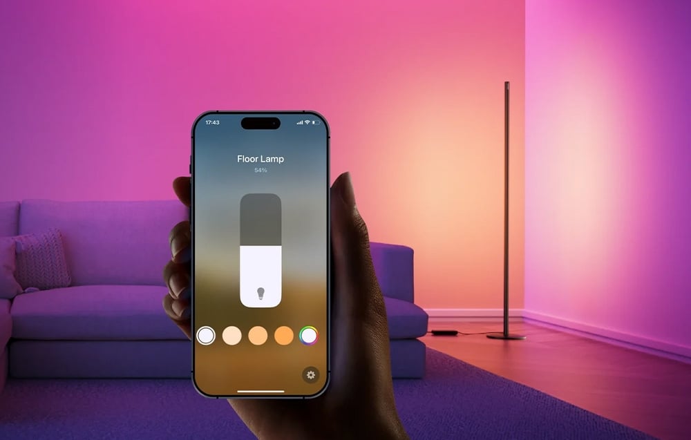 Φωτιστικό δαπέδου LED που ελέγχει πολύχρωμο smartphone με εφαρμογή για κινητά σε μοβ-ροζ δωμάτιο