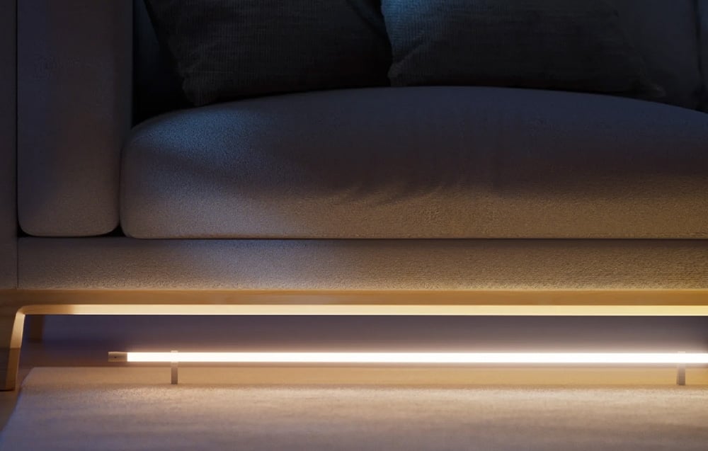 Λωρίδα LED κάτω από τον καναπέ που φωτίζει το πάτωμα με ζεστό κίτρινο φως - διακοσμητικός φωτισμός