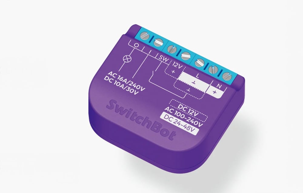 Έξυπνος διακόπτης SwitchBot σε μοβ θήκη με μπλε βιδωτούς ακροδέκτες και διάγραμμα καλωδίωσης