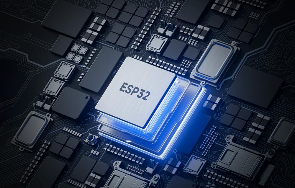 Κοντινό πλάνο του τσιπ ESP52 στην πλακέτα PCB με μπλε οπίσθιο φωτισμό, ηλεκτρονικά εξαρτήματα στο φόντο