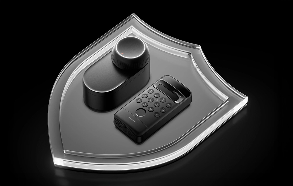 Μαύρη κλειδαριά SwitchBot και πληκτρολόγιο τοποθετημένα σε διαφανή ασπίδα που συμβολίζει την ασφάλεια του σπιτιού