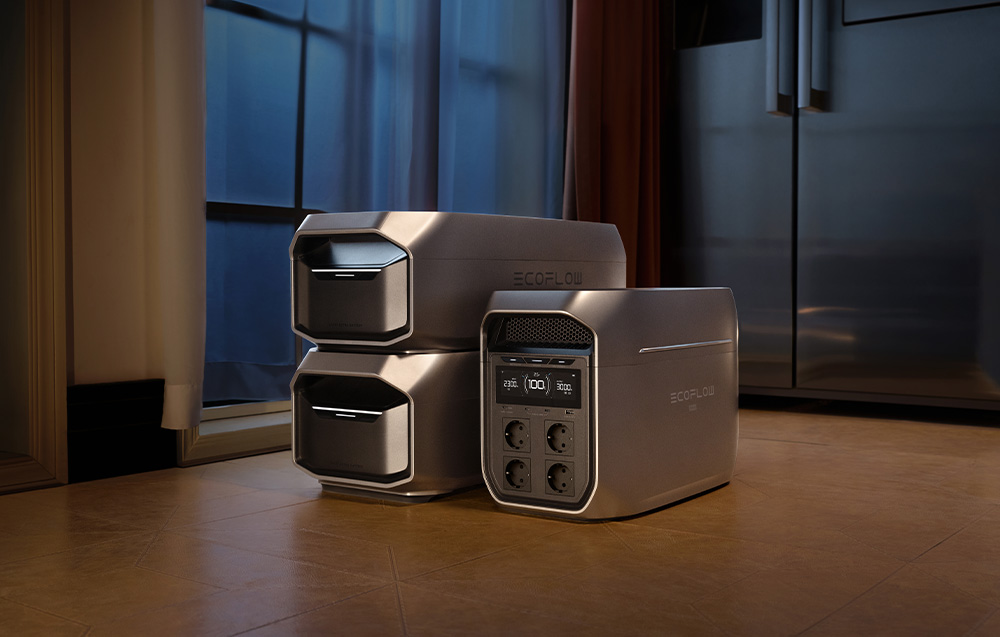 Σταθμός τροφοδοσίας EcoFlow DELTA 3 Max Plus και δύο επιπλέον μπαταρίες στο πάτωμα δίπλα στο μεγάλο παράθυρο