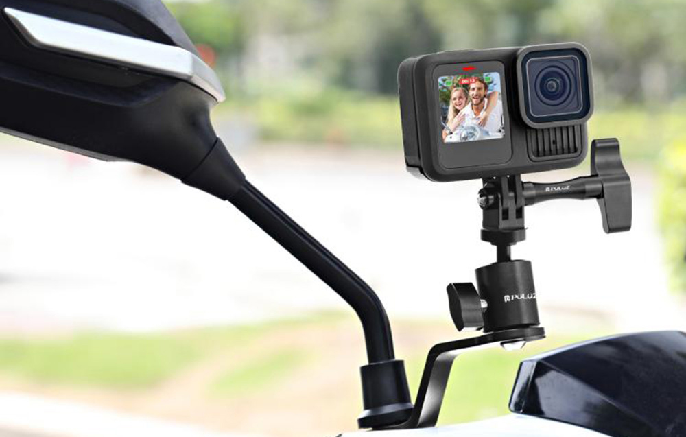 Κάμερα δράσης GoPro τοποθετημένη σε καθρέφτη μοτοσικλέτας με θολό οδικό φόντο