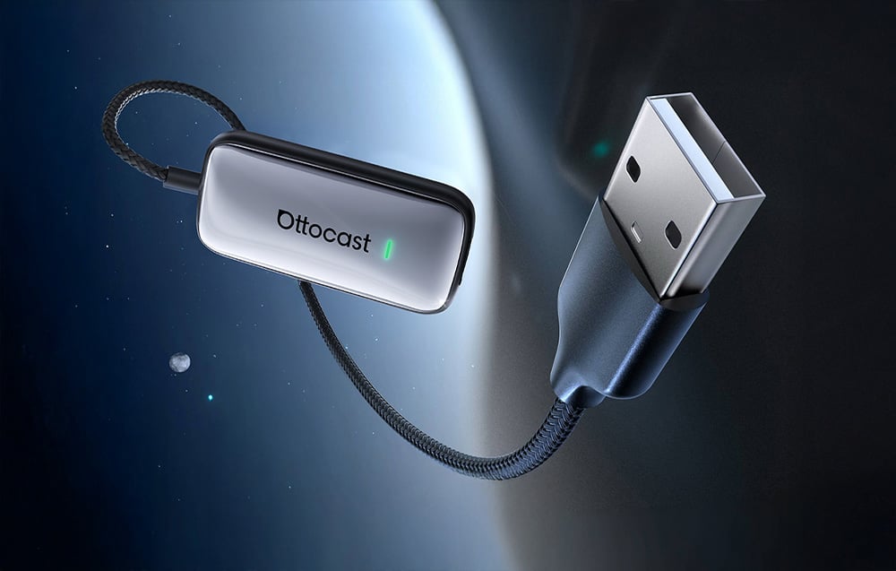 Προσαρμογέας Ottocast με βύσμα USB σε σκούρο φόντο με εφέ φωτισμού