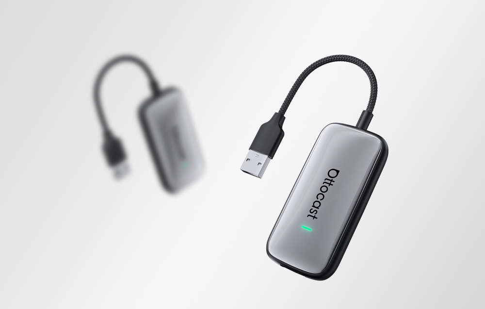 Προσαρμογέας Ottocast με καλώδιο USB σε ανοιχτόχρωμο φόντο