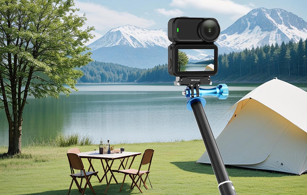 Κάμερα δράσης τοποθετημένη σε selfie stick με μπλε μαγνητική βάση PULUZ πάνω από τραπέζι κάμπινγκ σε ορεινή λίμνη